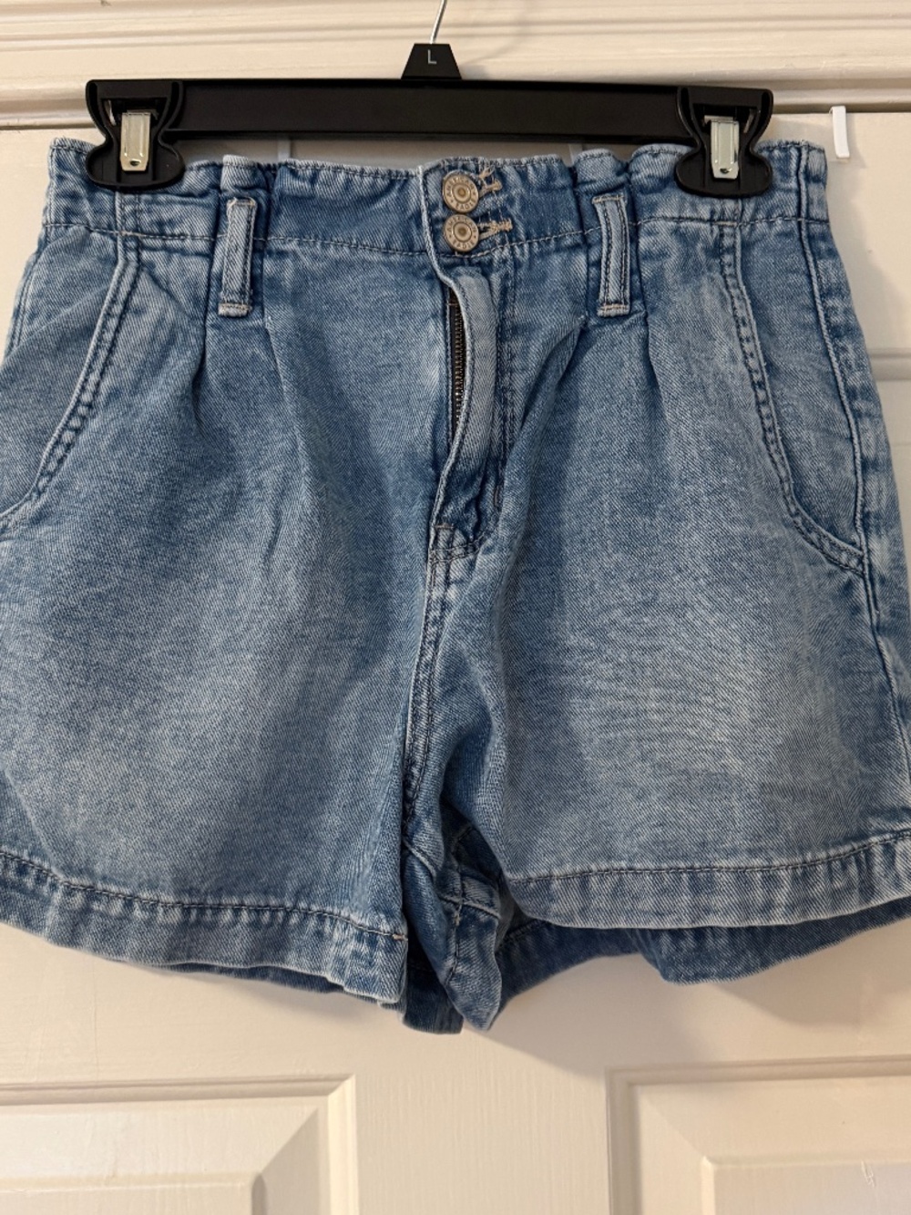 American Eagle Mom Shorts Women's Size 2 Light Wash Denim High Waist Jean Shorts